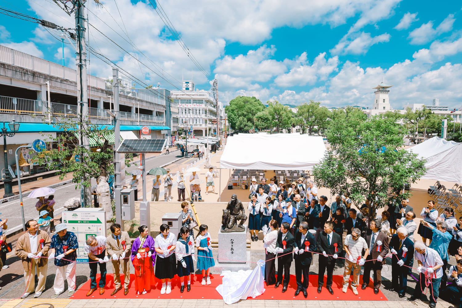 ハチと兵士の像 除幕式